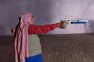 Chandro Tomar, de 89 años, practica con su pistola de aire comprimido en un campo de tiro que se está construyendo en su casa en el pueblo de Johri, la India, el 14 de febrero de 2021