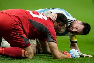 Lionel Messi celebra con Emiliano Martínez al final de la definición por penales que le dio el triunfo a la Argentina