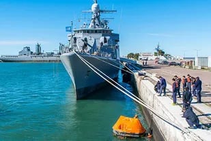El destructor ARA Heroína, de la Armada, está desactivado en un muelle de la Base Naval de Puerto Belgrano