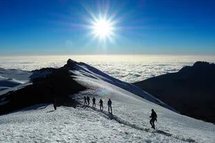 La expedición se abre paso hacia la cumbre del Kilimanjaro, el volcán africano más grande