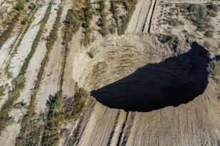 Un enorme cráter circular de 32 metros de ancho y 64 de profundidad surgió en la región de Atacama, en el norte de Chile.