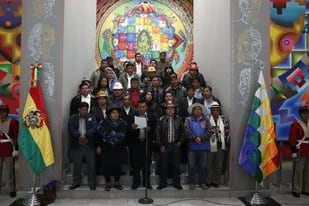 Un grupo de líderes sociales y sindicales de Bolivia leyó ayer un documento en el que respaldó a Evo Morales