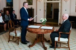 El gobernador general de Australia, David Hurley, a la derecha, juramenta a Anthony Albanese como nuevo primer ministro de Australia, el lunes 23 de mayo de 2022, en Canberra.  (Lukas Coch/AAP Image vía AP)
