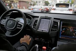 Una prueba de manejo de un sistema de manejo autónomo de Uber en un vehículo de Volvo. Una encuesta online del MIT reveló cuáles podrían ser las reacciones que debería tomar una máquina en un accidente basado en la opinión de más de 2 millones de personas