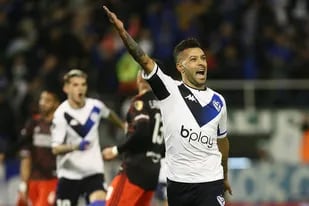 El festejo del goleador: Lucas Janson anotó, de penal, el gol de la victoria 1-0 de Vélez sobre River, en el juego de ida de los octavos de final de la Copa Libertadores