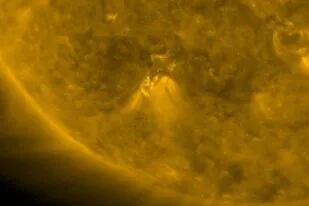 La agencia espacial de Estados Unidos difundió imágenes de una enorme erupción del Sol que hoy llegaría a la Tierra; las tormentas solares pueden afectar la tecnología basadas en satélites