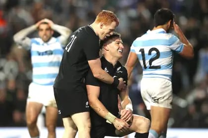 Festejo de suplentes neozelandeses: Jordie Barrett celebra su try junto a Finlay Christie, en una paliza de All Blacks a los Pumas en Hamilton, por el Rugby Championship.