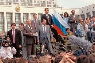 El 26 de diciembre de 1991, el presidente soviético Mikhail Gorbachov reconoció por la televisión rusa que la Unión de Repúblicas Socialistas Soviéticas (URSS) había dejado de existir, anunció su disolución y presentó su renuncia