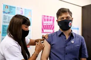 El gobernador Axel Kicillof, se aplicó la vacuna
