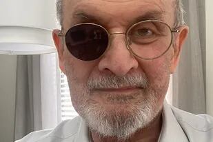 Salman Rushdie perdió la visión del ojo derecho y la movilidad de las manos