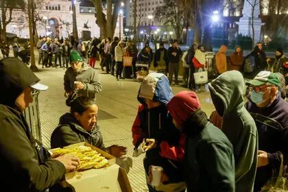 Unas 200 personas se acercan todas las noches a plaza de mayo a recibir alimentos que reparte Red Solidaria.