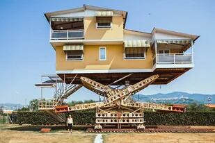 Una extraordinaria casa voladora fue diseñada y fabricada por un constructor jubilado en la provincia de La Spezia en italia
