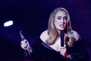 Adele, al recibir su tercer Brit Award de la noche ca la Mejor artista del año
