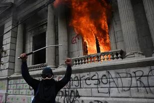 Los manifestantes, que piden la renuncia del presidente guatemalteco, prendieron fuego el Congreso