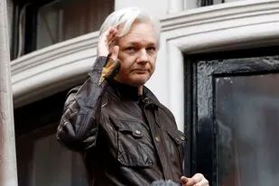 El fundador de WikiLeaks Julian Assange saluda desde un balcón en la embajada de Ecuador en Londres, el 19 de mayo de 2017. (AP Foto/Frank Augstein, Archivo)
