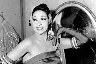 ARCHIVO - En esta fotografía del 6 de marzo de 1961, la cantante Josephine Baker posa en su vestidor en un teatro de Nueva York. (AP Foto)
