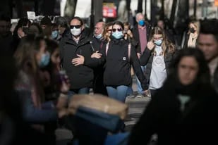 Vecinos y turistas con mascarilla caminan por la Rambla en Barcelona hace dos semanas