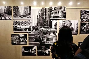 La calle Corrientes, el archivo fotográfico de La Nación en sus 150 años se exhibe en la Fotogalería del Teatro San Martin