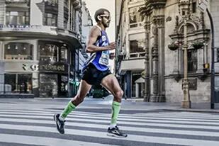 Pedro Luis Gómez pasa por Diagonal Norte en el Maratón de Buenos Aires 2017