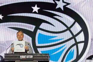 El subcomisionado de la NBA Mark Tatum anuncia que el Magic de Orlando ganó la lotería del Draft y elegirá primero en el Draft del 2022 el martes 17 de mayo del 2022 en Chicago. (AP Foto/Charles Rex Arbogast)
