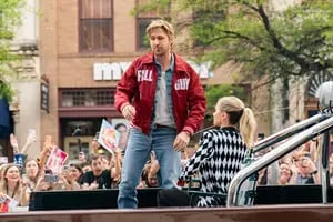 De la cata de Brad Pitt en un territorio en disputa al insólito paseo en reposeras de Ryan Gosling