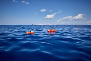 08-09-2021 Algunos de los chalecos salvavidas que ha entregado la ONG Open Arms a 70 migrantes que viajaban en una patera, a 8 de septiembre de 2021, en el Mar Mediterráneo, en las inmediaciones de Lampedusa, Sicilia (Italia). El barco 'Astral', de la ONG Open Arms, ha avistado una patera a tres millas de la isla de Lampedusa. En la patera viajan un total de 70 personas. Entre ellas, se encuentran al menos cuatro niños de entre tres y 10 años de edad. La embarcación había partido 24 horas antes de las playas de Túnez. El barco 'Astral' ha avisado a las autoridades de la Guardia Costera de Lampedusa para indicar la posición de la patera, el número de personas a bordo y el estado en que se encuentran. Después de que haya llegado una patrullera, las personas que viajaban en la patera han sido llevadas al puerto de Lampedusa para que sean identificadas. Mientras esperaban a la patrullera, se entregó a cada persona un chaleco salvavidas y agua. POLITICA Jesús Hellín - Europa Press