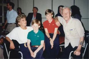 En 1993, Diana visitó una de las fundaciones que patrocinaba junto a sus hijos, William y Harry (Crédito: The Passage)