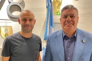 Javier Macherano junto a Claudio Chiqui Tapia luego de ser presentado como el nuevo entrenador del seleccionado sub 20 de Argentina