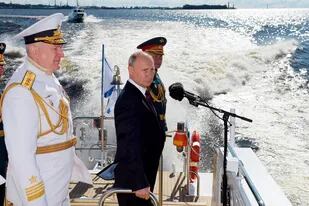 Vladimir Putin en San Petersburgo durante un desfile del Día de la Marina (Archivo)