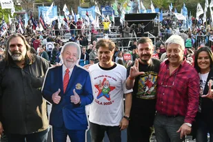 El kirchnerismo cerró el acto presidencial de Lula con una gigantografía.