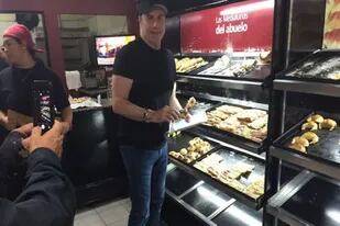 John Travolta visitó la Argentina en 2016 y fue a comprar facturas a Castelar. Fuente: Twitter