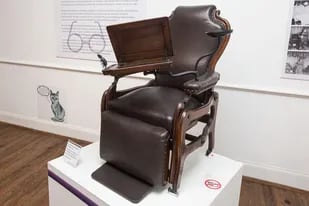 En este sillón que se exhibe en el Museo Histórico Sarmiento del barrio de Belgrano el prócer pasó sus últimos días: es articulado, tiene un atril con escritorio, tintero y un portavelas de hierro