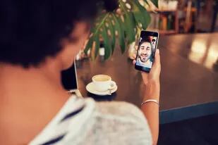 WhatsApp permite establecer llamadas de voz y video entre dos personas, una modalidad que se puede extender hasta con cuatro participantes de forma simultánea