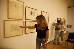 Paola Melgarejo, curadora de la muestra porteña, señala una de las obras de Picasso que ilustraron el libro de Balzac