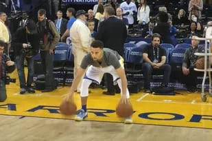 Stephen Curry hace una serie de movimientos y de lanzamientos antes de cada partido que enloquece a los fanáticos de la NBA