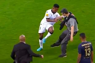 En Portugal, un hincha invadió el campo de juego en el partido entre Vitoria y Porto para intentar agredir a dos futbolistas. Captura de video