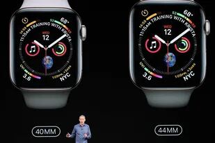 Las dos versiones del Apple Watch, con pantallas más grandes y sensores para realizar un electrocardiograma y un monitor del ritmo cardíaco