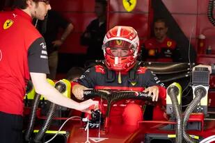 Charles Leclerc se monta a su Ferrari, que lo ha dejado a pie en dos de las últimas cuatro carreras de Fórmula 1; la poca fiabilidad de los coches italianos es una de las causas del terminante juicio de Bernie Ecclestone.