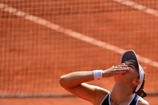 Barbora Krejcikova, de la República Checa, y un beso al cielo después de ganar contra la rusa Anastasia Pavlyuchenkova la final de Roland Garros.