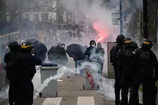 La policía francesa se enfrenta a los manifestantes que protestan en el segundo día de huelgas y protestas en todo el país por la reforma de las pensiones propuesta por el gobierno, en Nantes, el 31 de enero de 2023