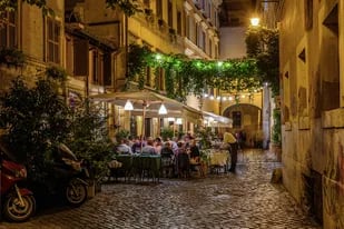 Una callecita de noche en la zona de restaurantes de Trastevere