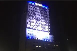 El edificio de Obras Públicas volvió a iluminar la imagen de Evita Perón