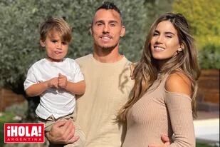La pareja, que se conoció en 2013 a través de las redes sociales, posa con su hijo Bastian en su casa de Igny, Francia.