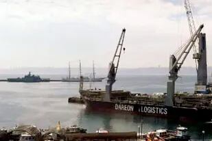 La Fragata Libertad, al fondo, en el puerto de Valparaiso. Junto a la fragata argentina un buque patrullero de la Armada de Chile.