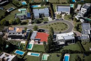 Una vivienda de buena calidad tipo country o barrio privado se puede construir por $106.000 el m2 o US$779