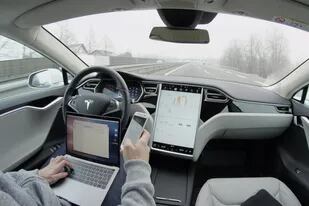 Un vehículo de Tesla con Autopilot, la función que permite un manejo semi autónomo, aún requiere de la atención del conductor para tomar el mando del volante