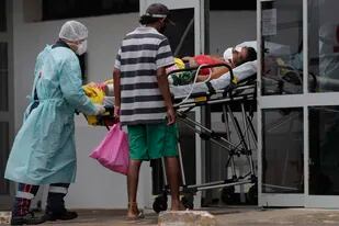 Un paciente con coronavirus es ingresado a un hospital de Brasilia, la capital del país