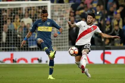 Sebastián Villa en pleno duelo ante River en Madrid, en la final de la Libertadores 2018