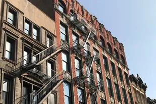 En Nueva York muchos edificios suelen tener escaleras externas, pero para algunos es un misterio su por qué