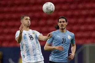 Guido Rodríguez controla la pelota ante Cavani en la última Copa América, cuando la Argentina le ganó 1-0 a Uruguay con un gol suyo